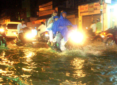 Rainwater floods Le Van Viet Street in District 9, Ho Chi Minh City on the evening of March 23 (File)